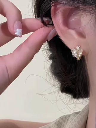 显白又能修饰脸型的#蝴蝶耳扣 小众轻奢不撞款#戴出了高级感 显白又能修饰脸型的#蝴蝶耳扣 小众轻奢不撞款#戴出了高级感 #夏日耳饰 #方圆脸耳饰 #混搭的夏天跟我穿