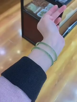 只尺青绿叮当美人镯#玉石魅力 #优雅气质 #手镯时尚款 #首饰分享