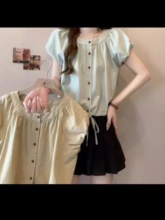 #超仙洋气小衫 #夏季穿搭 #你要是不穿一次这款泡泡袖短袖上衣,你都不知道自己有多美。泡泡袖俏皮可爱,巧妙修饰手臂线条,一排复古纽扣增添设计感,抽绳下摆可自由调节,适配不同身形。无论是搭裙子还是裤子,都能轻松打造清新时尚感,谁穿谁美,闭眼入!女生就是要多穿漂亮衣服呀,因为你的形象永远走在能力前面。人生最大的捷径之一就是好好打扮自己一个人。#好物推荐🔥