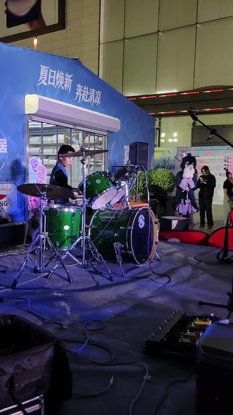一看他的老师就是wmls 今天晚上首演《孙悟空》后面路过两个人 小声说了一句 一看他老师就是五迷😂 我的物料呢#五月天