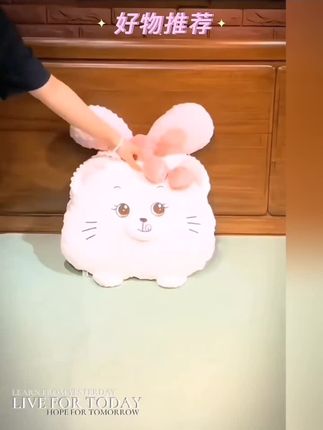 #创作灵感 可爱豆豆绒抱枕被子,柔软亲肤,萌趣十足。白天是抱枕,夜晚是温暖的被子,伴您美梦常伴。 #靠枕抱枕 #抱枕 #玩偶毛绒玩具 #可爱豆豆绒抱枕被子