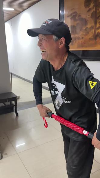 65岁大爷挑战60kg臂力棒💪拭目以待!#力量训练 #臂力棒