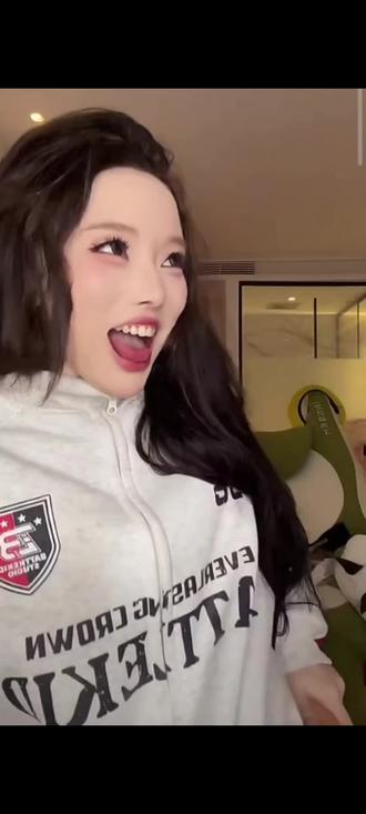 #龙浩天妹妹 晚上直播时感觉头晕眼花,估计是为了减重饿过头了……龙悦连日排练舞蹈,睡眠也不足,假发也勒得难受。
如今哥哥因为身体时间精力的缘故,很少排练新舞。磕CP的任务似乎转到了瑶瑶身上。龙悦则专心排练自己的个人舞,带男团跳团舞,忙得不可开交,钢琴都没空摸了……“CP舞没有技术含量”,应该是给小龙女磕CP画了个句号。
从直播现场看,团舞没有打赏,龙悦独舞也收不到多少打赏,磕CP再一停,从哥哥直播间基本上得不到什么收入了。即使多一些舞台展示机会,获得一些流量和粉丝,但从这三个月实践来看,粉丝量增长对龙悦个人带货有多大帮助也很难讲……一个明显的例子就是:紫霖粉丝量只有龙悦的三分之一,却能轻松帮她将带货销售纪录提升到个播难以企及的高度。
流量如果不能及时变现,只能是一种负担和禁锢。
#直播 #社会百态 #人物故事 #舞蹈