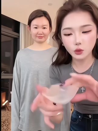 没错! 我的气质假的,直角肩假的,哪个美女穿搭没点心机啊!大头溜肩膀的都去试试!你会爱上的!#变美攻略 #小心机#穿搭#直角肩#美出高级感