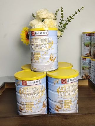 谁懂打工人早起的痛!幸好发现了这个五白谷物即食麦片,简直是我这种懒人的救星! 这款麦片主打“五白”配方,选用糙米、薏米、白藜麦、白芸豆、白青稞这些养生谷物,保留了天然谷物的清香,入口软糯,每一口都能吃到真实的谷物颗粒,口感超丰富! 它的膳食纤维含量很高,能促进肠道蠕动,让肠道更健康,而且0蔗糖添加,控糖、减脂期吃都没负担。我每天早上用开水或者牛奶冲泡3分钟就能吃,超方便,瞬间开启活 满满的一天! 自从有了它,我的早餐变得营养又省心,真心推荐给大家!#五白谷物即食麦片#营养又健康#早餐必备#好吃又美味#一起尝个鲜