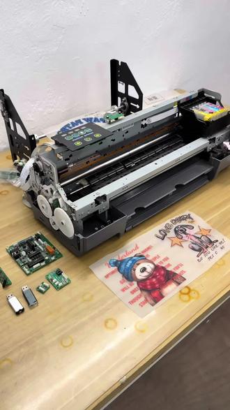 A3白墨烫画打印机改装电路板,适用爱普生R1390,L1800等机型,这些机型便宜,电路板屏蔽打印机内部传感器,解决卡纸等问题,带有电动前后进纸,后面可以放卷材,适合打印整卷的,板卡安装简单,配套有使用教程。板卡保修一年。#烫画打印机改装