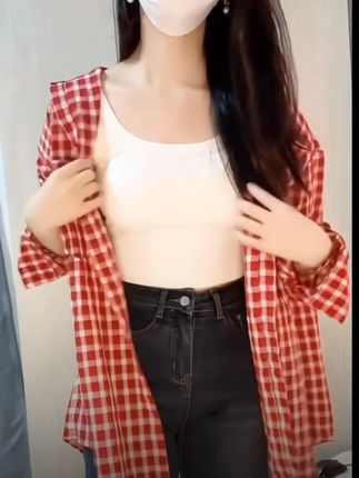红色真的显白又亮眼!# 格子控 # 酷女孩穿搭 #显瘦魔法穿搭 #小个子女生穿搭攻略 #街拍时尚穿搭