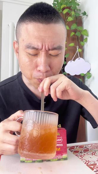 夏天来了,你喝上冰镇麒麟西瓜汁了吗? 冰凉凉的,像把一整个刚从冰箱拿出来的西瓜,直接吃进嘴里!没有籽!没有渣!没有怪味!纯西瓜汁!配料表干净到离谱,就是新鲜无籽麒麟西瓜直接鲜榨的!#西瓜汁 #NFC西瓜汁 #西瓜汁饮料 #好喝不贵 #麒麟西瓜汁
