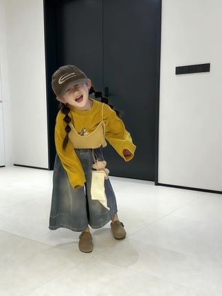 韩系女宝秋装颜值穿搭来啦!2025秋季新款针织吊带背心+长袖打底衫+牛仔裤三件套,把韩系温柔感焊在娃身上!软糯针织吊带自带甜妹滤镜,内搭亲肤长袖打底,秋天凉爽早晚温差大叠穿超实用;搭配修身牛仔裤,显高又利落,日常、出游穿都超出片~整套配色温柔不挑人,面料软乎乎不闷汗,麻麻们闭眼入,让娃轻松拿捏韩系小清新,谁穿谁好看系列!#你的萌娃穿搭博主已上线 #韩系穿搭 #女童穿搭 #被秋日氛围感穿搭拿捏了 #初秋一周不重样穿搭