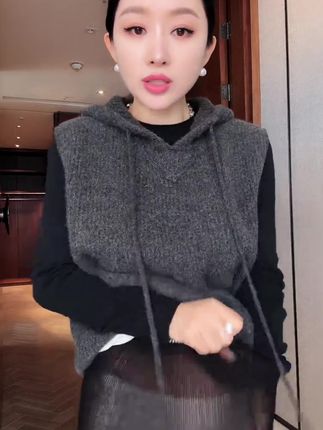 经典竖条纹视觉纵向拉伸,秒变漫画腿,搭配高弹针织版型,藏肉又贴合腿部曲线。连体设计无缝保暖,秋冬外穿内搭都适配。#强烈推荐 #我要上热门🔥 #女装穿搭 #显瘦搭配 #秋冬穿搭
