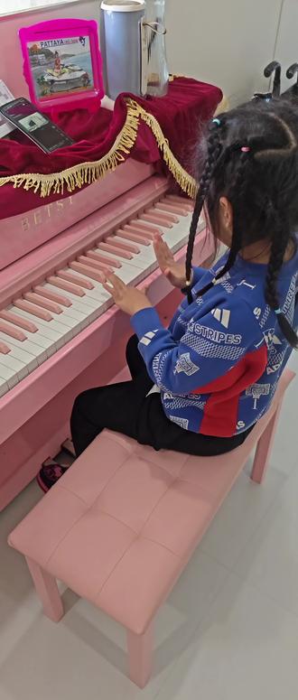 家庭教育就是刚柔并济,恩威并施,因为社会本身就是规则与包容并存,所以提前在家庭教育中体验这种平衡,有助于孩子未来的适应性😊
其实我的两个孩子只有在道德品质上“豁边”了,我才会拿起“大棒”,因为“做事先做人”,家教就是教孩子怎么“做人”,人都做不好,是做不成事的😊
要知道,勿以恶小而为之,勿以恶小而纵容之,所有的大恶都是从小恶开始纵容的,当小恶成为习惯,为了获得同样的利益或快感,就会自然地升级为更大的恶行,阈值会不断提高😂
而当一个家庭或社会纵容小恶,它就会形成一种“这里可以做坏事”的氛围,鼓励更多人效仿,最终导致系统性的溃败,比如那些巨x贪都是从一条烟一瓶酒开始的😊
所以守护善良与秩序,就要从捍卫最微小的正义开始,个人的品格与社会的文明,都建立在我们对“小恶”零容忍的决堤之上,防微杜渐,才是成本最低、也是最有效的“大善”😊
所以爱孩子和教育孩子从来就不冲突😊😎
#亲子
#育儿
#全职妈妈
#单亲妈妈
#母女日常