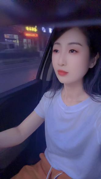 丙午流年,对于身强甲木女而言,食伤双透、火势焮天,正是“以才华换地位,以热情养财库”的转折之年。
工作变动:原局比劫林立、安于现状的格局被午火伤官冲破。你会突然厌倦重复性事务,主动要求调岗、跳槽或开启副业。尤其春夏之交,容易接到猎头电话或产生独立接单的冲动。伤官也代表技术、口才、设计,可向新媒体、教育、策划类转型。变动虽多,但最终都指向更自由的平台。
财运方面:丙火食神生财,午中己土正财落根。正职收入稳中有升,奖金、提成明显增加;偏财则来自兴趣爱好——比如写作、手作、直播打赏。但伤官生财也易冲动消费,尤其会在形象包装、学习课程、旅行体验上“投资自己”。记住:每一笔花出去的钱,都在为你未来的品牌铺路。总体财源大开,但需控制攀比性开销。