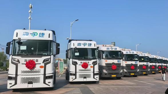 辽宁供联恭贺
营口鼎捷跨境重卡
圆满交付盛大启航
深耕中俄跨境,架起通商大道;
立足辽河口岸,连通欧亚八方。