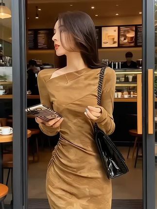 #穿出高级感 #气质女神范儿 #优雅气质 #好身材好气质 #女神穿搭 韩式古奢揉进秋光,名媛感藏在收腰褶皱里。软糯打底亲肤锁温,领口细节显贵不张扬,秋日叠穿单穿都自带高级滤镜。