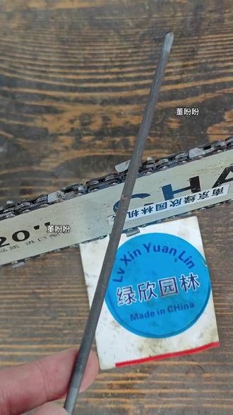 油锯链条的刀口35度,标准版。切普通的软木和新鲜木头。但是干木头,咱们尽量磨成30度。比较硬的木头,就磨成25度。这样链条刀口不容易崩。#油锯#油锯链条#油锯链条打磨