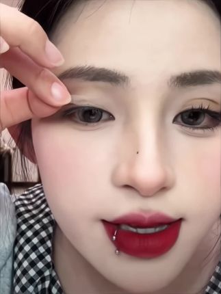 水滴形双眼皮贴你是我的神!再也不怕贴出来双眼皮会被眼尾吃掉了!直接扩宽眼尾放大双眼效果绝了#今日妆容 #平价彩妆 #女大学生 #日常唠嗑