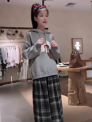 女童春秋套装2025新款休闲宽松儿童套头连帽毛衣加绒格子裤两件套#女童春秋套装 #女童毛衣 #女童格子裤 #格子裤 #中大童搭配 @DOU+小助手