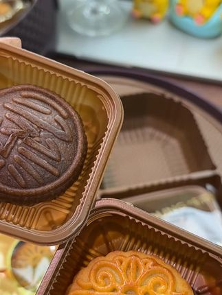 你们赶紧去抢这个味滋源的流心月饼,临近过节的时候,不是没货就是涨价,去年中秋就是买的它,家里人都说好吃,所以今年我早早的就囤上了。它是这种精致的礼盒包装,一共是八枚不同口味的月饼,而且呢,都是这种流心的,吃起来口感很细腻,无论是自己吃还是送人都很不错。#月饼#月饼礼盒 #好吃不贵经济实惠 #好吃到爆