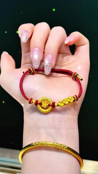 圈住幸福和好运的一条黄金手绳❗️寓意平平安安的足金平安扣➕好运连连🪷莲花编织红绳手链太精致了🥰#手绳 #强烈推荐 #足金999 #饰品搭配 #平安扣