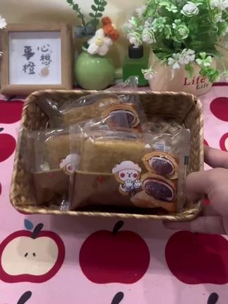 焙锦记可可蛋皮灌烧面包,匠心制作。金黄蛋皮裹着可可风味,内馅饱满醇厚。便捷美味,随时随地开启一场舌尖上的愉悦之旅!#强烈推荐 #好物推荐🔥 #爱了爱了 #蛋糕