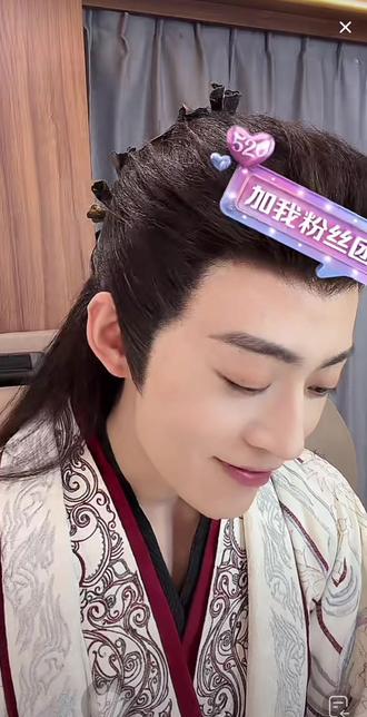 260521 王星玮直播cut 520过了还有521,一激动手滑的我给你滑倒哪里去了😂刚出现3分钟晚饭还没吃两口就又被叫去拍戏了,等你一会儿再来咯~ @王星玮 #王星玮 #渡尘渊 #王星玮萧尘渊
