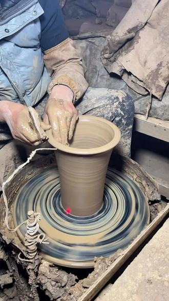 #纯手工打造 #兰花 #花盆 #源头工厂 纯手工制作,古法柴窑烧制老式泥盆,养花透气不烂根,特别适合高端兰花专用的花盆!