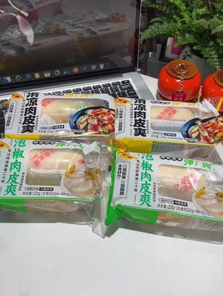 喜欢吃凉拌菜的一定要尝尝这个,一分钟就能搞定的凉拌肉皮爽,它是用猪肉皮和慢熬鸡汤做的。