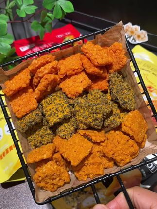 真实添加了鸭蛋黄,吃起来咸香酥脆越嚼越香,咔嚓咔嚓的根本停不下来啊#咸蛋黄锅巴 #蟹黄锅巴 #零食推荐 #追剧小零食 #超便宜超划算