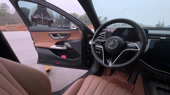 长安原车车门锁裸露,关门声音大,易导致内饰件异响和生锈。为解决这些问题,作者研发了一款专用的门锁硅胶防护垫,具有缓冲减震、防尘防锈、美观协调等优点,安装简单,能提升长安车的使用体验。#长安