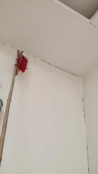 #扫房子 #扫房吉祥顺口溜 扫房 #民俗 今天是扫房吉日,下一个吉日是腊月十六,西南角开始扫,十七就立春了算下一年了啦!