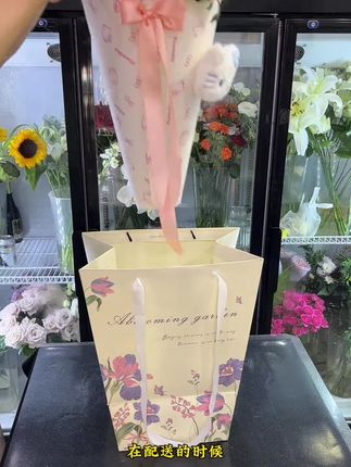 网红冰淇淋 花束包装袋 梯形手提袋 高级感小清新印花 花束包装纸袋#花束包装袋 #手提袋 #手提袋推荐 #花束包装纸 #花束包装