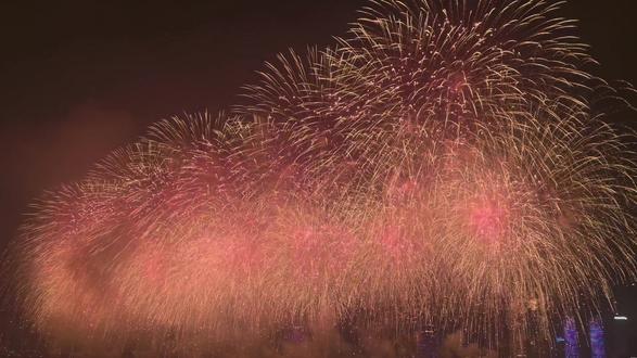 六个小时的等待真的值了!只不过拍出来的效果还没有眼睛看到的十分之一震撼!真的太美了!#为你而来#新年快乐 #震撼 #南昌烟花秀 #烟花