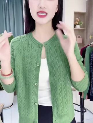 #爆款热卖中 秋季新款针织开衫,女神必备,穿上显瘦又显高! @抖音小助手 @DOU+上热门