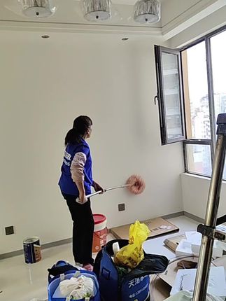 这个除尘掸确实实用的很,主要是毛套是加厚加绒胖嘟嘟的好扫,三节双卡伸缩杆可长可短容易携带安放,180度转动顶面墙面都贴合度好更容易扫干净,值得去试试,记得要挑加厚加绒的才好用吆!