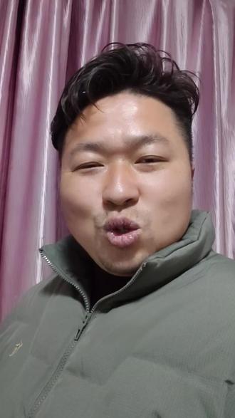 全体起立,仰望汽车发布用户权益重磅加推,我挑选了几个你们最为关心的权益,给大家解读一下。
1、即日起,“一人圆梦建站”正式向仰望客户开放,每位客户均可单独发起建站申请,优先进入综合评估通道后,经评估满足建站标准,即可启动比亚迪闪充站建设事宜。
2、积分兑换充电权益,预计2026年7月起,仰望客户将可享受积分兑换比亚迪闪充桩充电权益,具体怎么获得更多积分,可以打开积分中心,里面有很多方法。
3、25款仰望U7和仰望U8L鼎世版,2026年6月起,通过OTA推送最新的充电管理策略软件,可以提升非闪充车型在闪充桩上的充电速度。从30%充到80%,充电速度最大可提升15%。真没有想到啊,充电速度还可以OTA,这你受得了吗
#仰望汽车 #用户权益 #说车聊车 #比亚迪