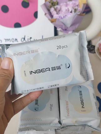 天热了带娃出门少不了#湿巾 这种一包20抽的不大不小带着刚刚好,纸张厚实大张,母婴大品牌闭眼入#婴儿手口湿巾 #便携湿巾