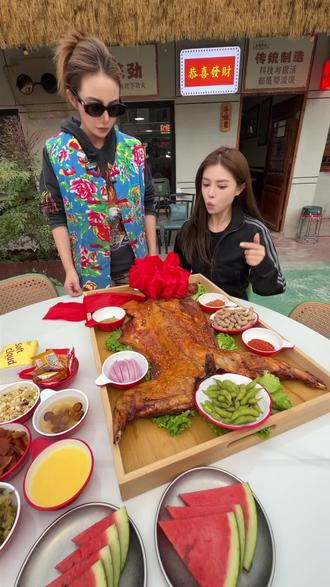 西安这家烤羊腿!真的有点东西 #烤羊腿 #羊腿 #烧烤 #烧烤美食 #烤羊腿外酥里嫩