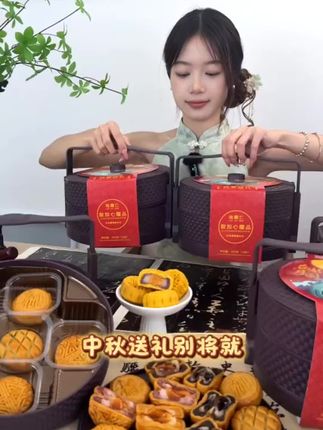 古风款月饼提篮礼盒,8饼8味有流心月饼有广式月饼,你们喜欢吃的都有,快来冲吧。#零食推荐 #月饼#送礼 #超便宜超划算 #月饼礼盒