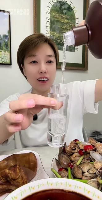 有没有喜欢一个人喝酒的?酒杯不大装下了一两心酸一两愁,一杯薄酒敬过往,一半释然一半释怀#中年女人#酒蒙子的日常 #一个人的酒局 #下班喝酒