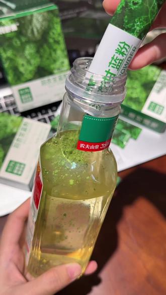 还有哪个姐妹不知道羽衣甘蓝的新喝法,快来试试吧 #夏天必备饮品 #东方树叶神仙搭配 #羽衣甘蓝 #仙女都在喝什么 #羽衣甘蓝粉