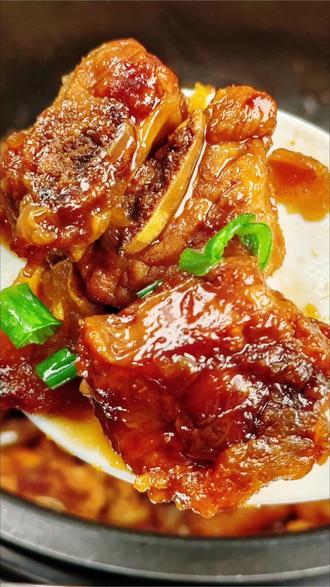 #真实生活分享计划 #好好吃饭大赛 #抖音美食创作者 #美食教程 #苹果焖排骨
不用炒糖色小,也不用炒锅炖 ,一个电饭锅,苹果加排骨就能解锁一道好吃的排骨,酸酸甜甜,排骨软烂入味,不油不腻,小朋友们的最爱!