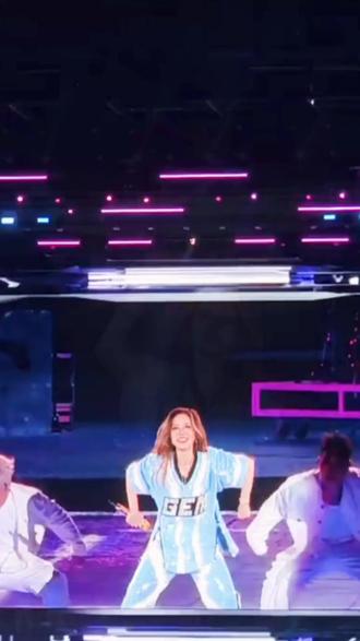 #演唱会 #邓紫棋 #万人合唱 #青春 #邓紫棋演唱会广州站 邓紫棋广州演唱会加票了,就在今天12月12日下午三点开始抢票