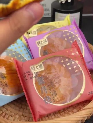 酥上煌蛋月烧一口咬下、蛋香四溢,太美味了! #月饼#好吃到停不下来 #超便宜超划算 #妈呀太香了 #酥上煌蛋月烧