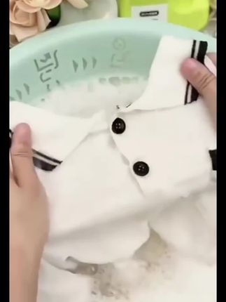 一眼就爱上这款!家人们,瞧瞧康宝伦白衣卫士彩漂洗衣液!它含活氧成分,有超强洁净因子,能深层去污,让白衣亮白,彩衣鲜艳。而且是无氯配方,低泡易漂,既不伤衣还能持久留香。有了它,洗衣难题轻松解决,赶紧入手试试吧!#洗衣液 #生活必备 #去污神器 #香氛洗衣液 #必备好物