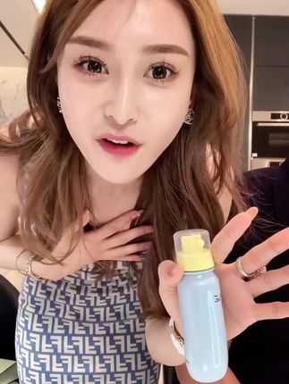 昕昕自用分享Simple Lady 美白防晒喷雾 高倍防晒 美白祛斑 SPF50+PA++++清爽不油腻!#昕昕 #防晒喷雾推荐 #simplelady防晒 #夏季必备 #精致女人必备