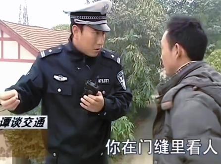 不要在门缝里看人把人看扁了😂#谭警官名场面 #搞笑视频 #我要上热们