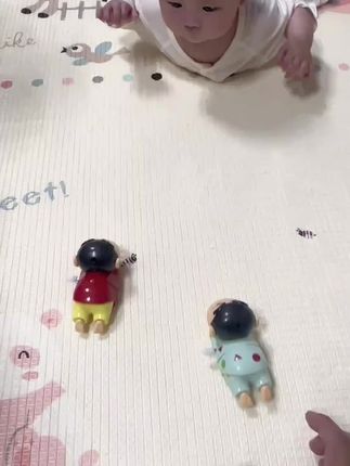 谁家宝宝还没有个爬行玩具,爸爸给安排的蜡笔小新玩具真的太有趣了,宝宝玩的不亦乐乎,介个练追视不错👍#宝宝爬行 #宝宝好物推荐 #人类幼崽长成记
