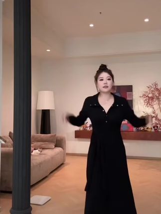 琪琪怪怪大:/ 码女装【心机裙】秋季时尚腰间绑带翻领连衣裙D17499QD#这么穿显瘦20斤 #遮肉显瘦穿搭 #连衣裙穿搭 #黑色控 #谁穿谁好看系列