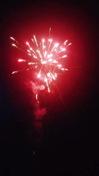 2026年2月17日凌晨4时50分许,在禁炮巡逻中查获上兰村村民牛某、赵某燃放烟花爆竹,已被依法处罚。
从法律角度说一下:
处罚依据的是太原市人民政府的禁放通告,属于地方规定。
而国家上位法是:
《大气污染防治法》《烟花爆竹安全管理条例》。
国家法律只允许地方限时间、限地点、限品种禁放,
并没有授权可以全域全年一刀切全禁。
地方规定不能违背上位法,
这是最基本的法律原则。
希望大家都能守法烟花爆竹安全管理条例
(2006年1月21日国务院令第455号公布,根据2016年2月6日国务院令第666号修订,现行有效)
第二十八条
燃放烟花爆竹,应当遵守有关法律、法规和规章的规定。县级以上地方人民政府可以根据本行政区域的实际情况,确定限制或者禁止燃放烟花爆竹的时间、地点和种类。法律原则:地方规定不得违反、超越上位法授权。
关键逻辑无论是否仅在春节期间,只要是全域一刀切全面禁止燃放,均超出法定授权范围,属于越权规定,不能作为行政处罚的合法依据。1. 上位法依据
《烟花爆竹安全管理条例》(国务院令第455号)第二十八条:
县级以上地方人民政府可以根据本行政区域的实际情况,确定限制或者禁止燃放烟花爆竹的时间、地点和种类。.法律适用原则
上位法优于下位法,地方政府通告、规定不得与国务院行政法规相抵触,抵触部分无效。
合法性判断
地方政府仅有权限制,无权全域、全时段、全品种一刀切全面禁止。
无论禁止时间长短(哪怕仅春节几天),只要是整个区域全部禁止,均超出法定授权。
处罚合法性前提
行政处罚必须有合法有效的法律依据。