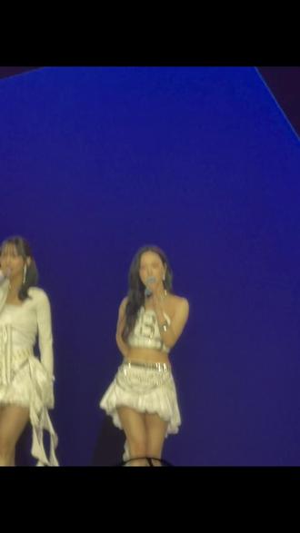 #aespa演唱会 故事的开始源于2025年9月5日,此前我只是一个热衷于篮球的人,对于女团这些并不是很了解,直到那天我突然刷到了aespa的视频,当时我记得她们正好出了rich man这个新歌,我去我也不知道怎么的一下被这个女团吸引住了,4个人都是我的理想型,但最吸引我的还是金冬天和柳智敏,一下子把我心勾过去了,但是对于我个人而言金冬天还是更吸引我一些。然后命运的齿轮就开始转动,从那天开始到现在我发生了翻天覆地的变化,我是真心想追到金冬天,于是我就下定决心开始减肥、从一个200斤的胖子经过5个月的时间成功瘦到了164斤变成了一个很精壮的帅小伙。不仅如此金冬天对我的学习也非常有帮助,原本我是一个整天偷懒,上课睡觉,下课打球的浑子,但自从我喜欢上金冬天以后,我上课认真听讲,不再偷懒,下课也知道要复习,所以使我在最后的联考中取得了令我满意的成绩,这都是金冬天给我的动力,我真的十分感谢金冬天,没有她我不可能有这么大的改变。虽然这5个月以来我每天都逼迫我自己坚持去改变,把自己折磨的不成样子,但我一点也不后悔,我是真心想追到金冬天,我愿意为她做任何事,虽然我清𥇦的知道这很难,但我会享受这个过程。直到我今天终于见到你了冬冬,冬冬你出现在我面前的时候,我当时真的没崩住,眼泪一下子流出来了。5个月的等待我终于和你见面了,让我觉得这5个月的努力是非常值得的,你是那么的美丽动人,温柔可爱跟我手机保存的你的照片一模一样。见到你我真的很开心很幸福,以后我一定还是会继续保持努力和进步的,我还会去看你演唱会的冬冬,我爱你金冬天winter❄️❤️❤️💙💙#金冬天winter #金旼炡 #金纹庭